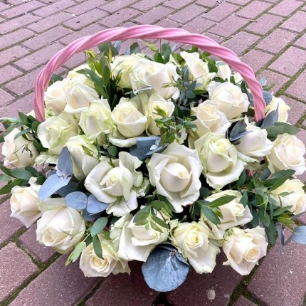 корзина с белыми розами - купить с доставкой в Ульяновске