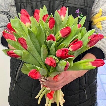 Букет красных тюльпанов на 8 марта с доставкой в Ульяновске