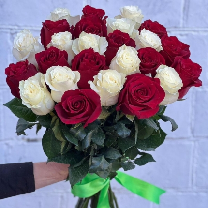 Букет «Баланс» из красных и белых роз - купить с доставкой в Ульяновске