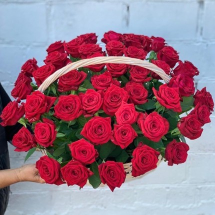 Корзинка "Моей королеве" из красных роз с доставкой в Ульяновске