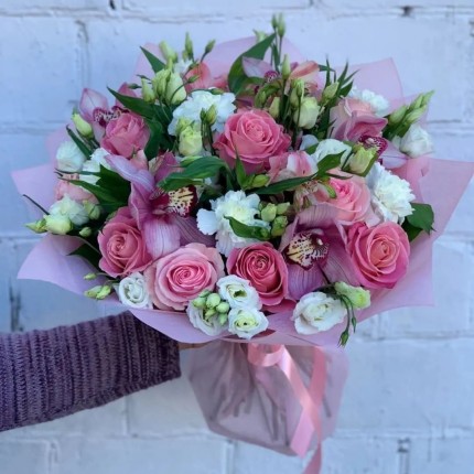 Букет из розовых роз и орхидей "Нежность" - доставка в Ульяновске