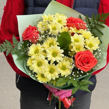 Букет "Краски лета" из роз и хризантем с доставкой в Ульяновске